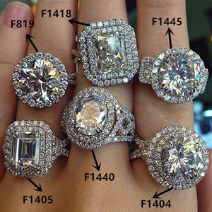 Anello di Fidanzamento F1405 per Donna con Zirconia Cubica Taglio Smeraldo e Incastonatura Pavé, Anelli di Moda con Pietre Create in Laboratorio - Product Image 1