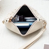 Nouvelle collection automne 2026 : Sac pochette tendance à motif floral ajouré avec fermeture éclair, en PU, petit format carré, style décontracté et luxe discret, pour femme, sac bandoulière quotidien
