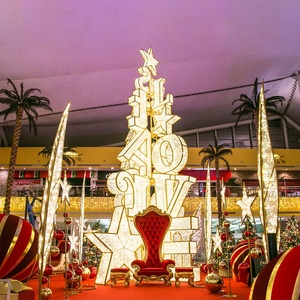 Árbol de Navidad Comercial LED para Exteriores, Luces con Motivo de LOVE XMAS en PVC, Decoración Gigante con Letras Doradas de XMAS para Centros Comerciales - Product Image 4