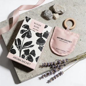 Sachet parfumé décoratif pour la maison, vente chaude, design tendance, diffuseur d'air suspendu, arôme naturel, sac en tissu, cadeau, vente en gros, personnalisable - Product Image 1