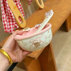Plato de Cerámica Lelyi con Diseño de Oso Pequeño y Flor Triste, Estilo Caricatura, Creativo, de Alta Calidad, Hecho a Mano, Irregular, para Ensaladas - Product Image 4