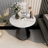 Table basse moderne de luxe légère avec plateau en marbre et structure en métal pour salon, chambre et balcon