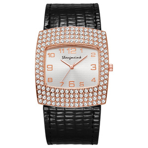 <span class=keywords><strong>Montre</strong></span> pour <span class=keywords><strong>femme</strong></span> W098 avec boîtier carré en alliage, strass, cadran en verre et <span class=keywords><strong>bracelet</strong></span> large en <span class=keywords><strong>cuir</strong></span>, mouvement à quartz - Product Image 4