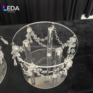 Support à gâteau de mariage de luxe en acrylique LEDA avec perles de lustre en cristal pour la présentation de cupcakes et la décoration d'événements de banquet de mariage - Product Image 2