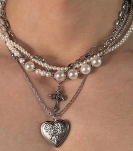 Gotico in metallo con ciondolo a forma di cuore rosa collana con catena a catena a catena di serpente Punk imitazione perla girocollo a più strati da donna - Product Image 1