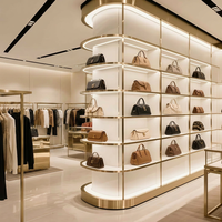 Vitrine de présentation de sacs à main en acier inoxydable doré de luxe sur mesure avec éclairage LED incurvé pour boutique de détail
