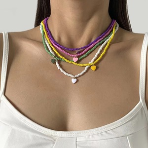 Collar de cuentas minimalista estilo bohemio con colgante de corazón en colores caramelo - Product Image 2