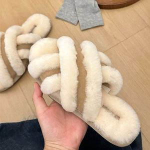 Pantoufles en coton luxueuses et confortables de haute qualité, pantoufles en fourrure pour femmes, sandales moelleuses et chaudes pour hommes - Product Image 1