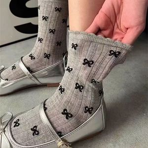 Chaussettes amples pour femmes avec motif nœud en coton, mi-mollet, respirantes, antimicrobiennes, pour jeunes - Product Image 1