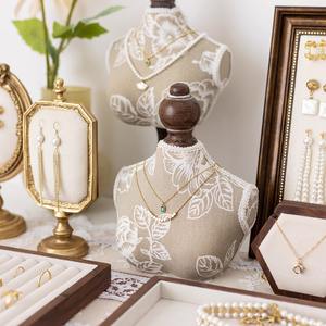 Support <span class=keywords><strong>de</strong></span> présentation <span class=keywords><strong>de</strong></span> bijoux en bois <span class=keywords><strong>de</strong></span> <span class=keywords><strong>voiture</strong></span> vintage brodé, mannequin demi-corps, support pour collier, porte-boucles d'oreilles, plateau pour bagues, présentoir <span class=keywords><strong>de</strong></span> <span class=keywords><strong>comptoir</strong></span> pour bijoux - Product Image 3