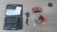 Avviatore d'Emergenza per Auto con Pompa per Pneumatici Integrata, Display Digitale, Caricabatterie Portatile Multifunzione LED e Torcia per Auto 12V Benzina/Diesel