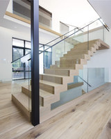 Escalier droit industriel style loft avec poutre métallique en zigzag, poutre en acier noir mat et marches en bois massif pour maison à plan ouvert