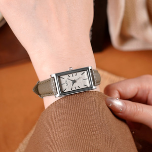 Montre à quartz pour femme avec cadran rectangulaire vintage et bracelet en cuir texturé, montre-bracelet élégante et minimaliste - Product Image 2