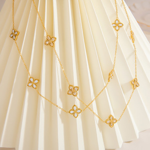 สร้อยคอแฟชั่นรูปใบโคลเวอร์สี่แฉกประดับมุกขาวเคลือบทอง 18K สร้อยคอคล้องไหปลาร้า ของขวัญเครื่องประดับ - Product Image 2