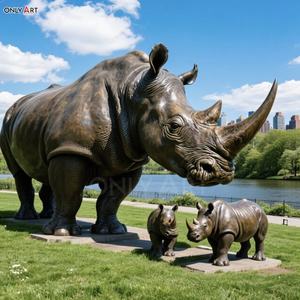 Decorazione pubblica su misura all'aperto del parco della città grande scultura animale di bronzo moderna della fusione a grandezza naturale del rinoceronte e dei cuccioli statua di bronzo - Product Image 4