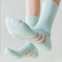 Chaussettes OEM personnalisées, chaussettes de sport professionnelles respirantes en maille, chaussettes courtes en tissu éponge aléatoire, chaussettes de sport pour femmes pour la course à pied et le quotidien