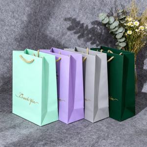 Sac cadeau en papier écologique recyclable personnalisé de luxe avec logo pour bougies, vêtements, vente au détail de mode haut de gamme - Product Image 1