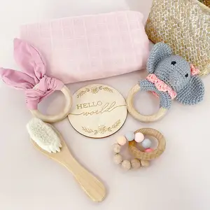 China Großhandel wettbewerbs fähigen Preis niedlichen weichen Wickel decke und gestrickte Rassel Neugeborenen Baby Geschenk box Set