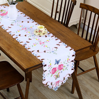 Les nappes rectangulaires brodées avec des motifs de papillons et de fleurs conviennent très bien à la décoration de vacances à domicile