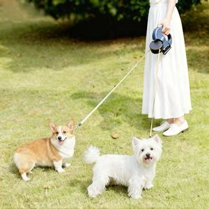 2 कुत्तों के लिए टैंगल-मुक्त डबल रिट्रेटेबल पट्टा आसान चलने के लिए अंतर्निहित अपशिष्ट बैग डिस्पेंसर के साथ अंतर्निहित अपशिष्ट बैग डिस्पेंसर - Product Image 4