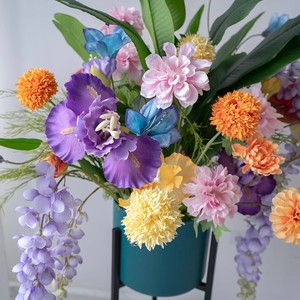 La colorida fila de campos de flores artificiales conduce a un arreglo floral decorativo - Product Image 4