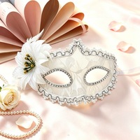 Topeng Masker Venesia Setengah Wajah Berhias Bunga dan Bulu dengan Renda Floral dan Trim Berlian Imitasi