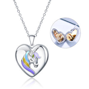 Collar de Plata de Ley 925 con Medallón de Corazón de Unicornio Esmaltado, Personalizado con Grabado de Palabras o Foto - Product Image 1