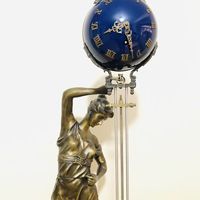 Statue antique en bronze mystérieuse représentant une belle horloge à balancier à boule bleue cobalt de 9 pouces avec un mouvement Ansonia à 8 jours et un mécanisme en laiton