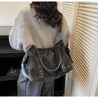 Sac à bandoulière en jean vintage style coréen pour femme avec rivets, sac fourre-tout décontracté en jean délavé INS pour étudiantes