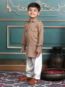 Lindo niño pequeño con una kurta beige tradicional y un shalwar blanco, posando en un elegante cuarto vintage, sonriendo, retrato con atuendo cultural. - Product Image 3