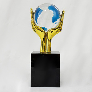 Trofeo de Resina con Manos Doradas y Globo Terráqueo Transparente con <span class=keywords><strong>Mapa</strong></span> Azul, Cristal, MH-LJ0325 - Product Image 1