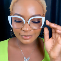 Nouvelles lunettes œil-de-chat tendance pour femmes, anti-lumière bleue, monture intégrale ; montures élégantes de style européen et américain pour l'export.