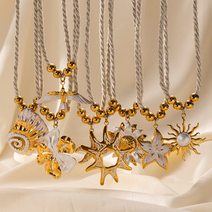 Nuovissima Collana da Donna con Ciondoli in Acciaio Inossidabile Placcato Oro 18K, Serie Oceano: Sole, Fiore, Stella, Uccello - Product Image 3