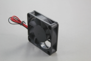 La ventola 6015 <span class=keywords><strong>12V</strong></span> DC molto ricercata è dotata di un <span class=keywords><strong>ventilatore</strong></span> <span class=keywords><strong>assiale</strong></span> con 60x60x15mm con cuscinetti oleosi HS per prestazioni ottimali di raffreddamento <span class=keywords><strong>assiale</strong></span>. - Product Image 6