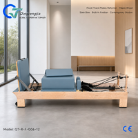 Reformer de Pilates en bois d'érable bleu ardoise avec rail fixe, barre de repose-pieds intégrée et barre à ressorts réglable pour studios contemporains