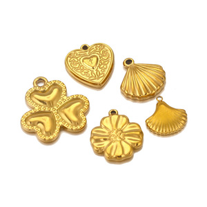 Collier en acier inoxydable avec pendentif en forme de cœur et breloques en coquillage, motif floral et d'amour - Product Image 1