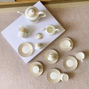 Vente flash : Ensemble de café et de thé en céramique diagonale blanche et dorée, luxueux et nordique, 15 pièces - Product Image 2