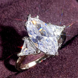 Anello Triangolare Futuristico Marquise per Donne, Gioiello da Dito Geometrico e Audace - Product Image 1