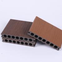 Planches de terrasse extérieures en WPC LINGCHUANG modernes, carrées, durables, écologiques, résistantes aux UV, imperméables, ignifuges 3D - Vente en gros