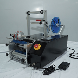 Les boîtes de conserve sont étiquetées manuellement par une machine d'étiquetage manuelle portable ou une machine d'étiquetage semi-automatique à étiquettes plates. - Product Image 1