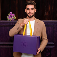 Boîte cadeau pliable élégante personnalisée en violet mat avec logo UV, ruban jaune, poignée, emballage en papier pour vêtements et sacs à main
