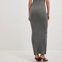 Runwaylove R366 Robe mi-longue moulante sans manches en maille côtelée