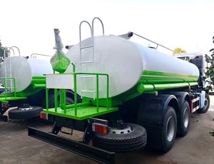 Camión Cisterna de Agua ISUZU Giga de Alto Rendimiento con Aspersor de Agua, con Tanque de Carbono y Acero Inoxidable de 10 a 15 CBM de Volumen - Product Image 2