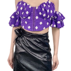 Top Corto Casual de Verano para Mujer, de Algodón y Lino, con Hombros Descubiertos, Bordado, con Manga Corta y Logotipo Frontal - Product Image 2