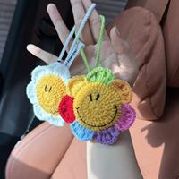 Ornement tournesol souriant au crochet fait main en coton doux, accessoire de voiture à suspendre, breloque de sac fleur arc-en-ciel, décoration mignonne, cadeau
