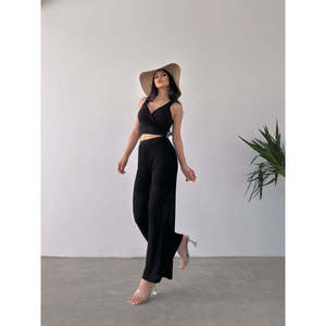 Elegante conjunto de dos piezas de punto para mujer, top corto con cuello cruzado y pantalones con detalles, conjunto de suéter transpirable de poliéster y spandex. - Product Image 1