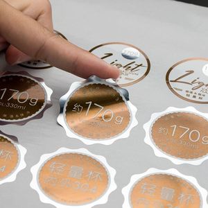 Etiquetas Adhesivas de Vinilo Brillante Plateado con Logotipo Redondo Pequeño Personalizado, Impresión de Etiquetas Adhesivas Resistentes al Agua - Product Image 1