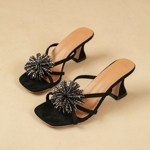 2609 Nuevas Sandalias de Tacón Alto con Correa y Punta Cuadrada, Decoración Floral Negra y Dorada, Talla Grande, Gran Venta - Product Image 3