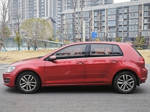 Volkswagen Golf 230TSI Automatique Luxe Icône 2016 – Berline Compacte Turbo & Toit Ouvrant, Bien Équipée & Amusante - Product Image 3