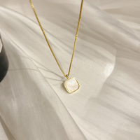 Nouveau collier tendance en acier inoxydable 316L plaqué or PVD 18 carats avec pendentif en nacre naturelle blanche et chaîne serpent ronde